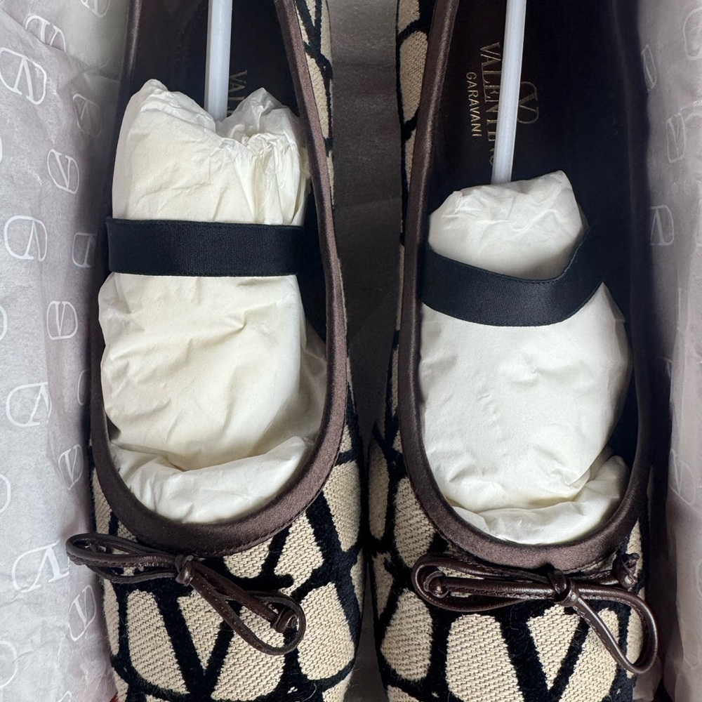 Valentino Garavani Cream and Black Logo Knit Ballet Flats